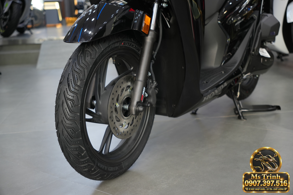 Honda SH150i Ý đen bóng 2027 tại Huế - Sơn bóng lịch sự, tiện ích cho mỗi ngày