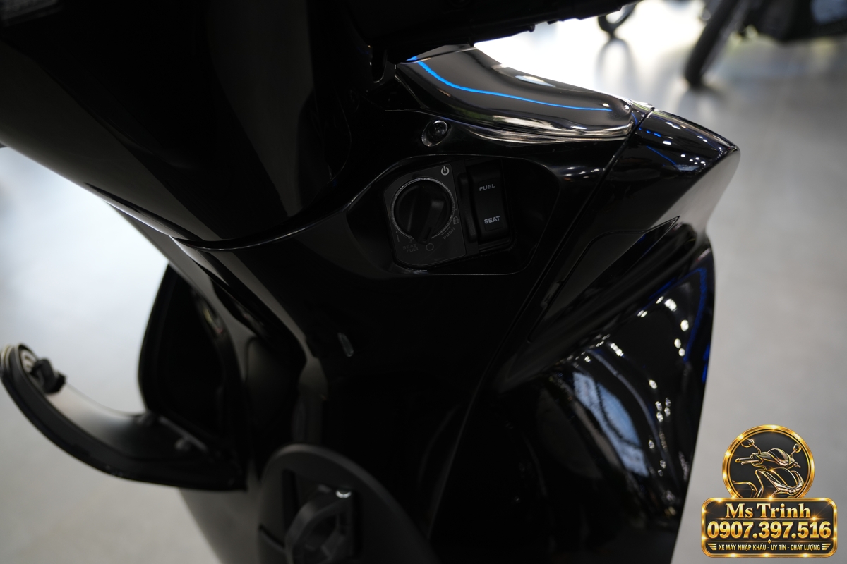 Honda SH150i Ý đen bóng 2027 tại Huế - Sơn bóng lịch sự, tiện ích cho mỗi ngày