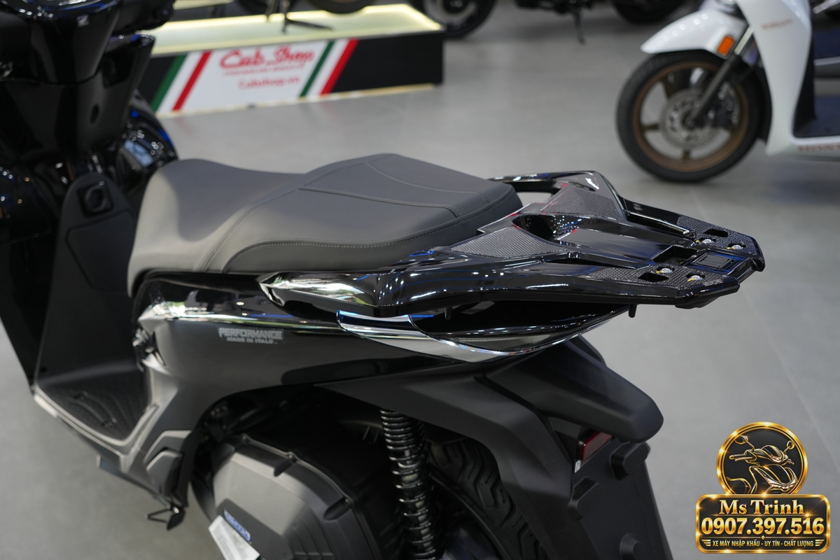 Honda SH150i Ý đen bóng 2027 tại Huế - Sơn bóng lịch sự, tiện ích cho mỗi ngày