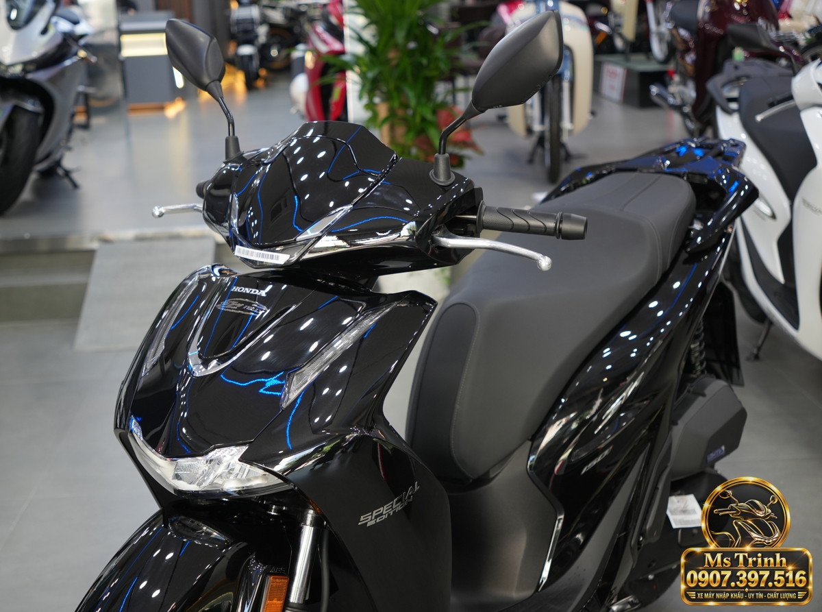 Honda SH150i Ý đen bóng 2027 tại Huế - Sơn bóng lịch sự, tiện ích cho mỗi ngày