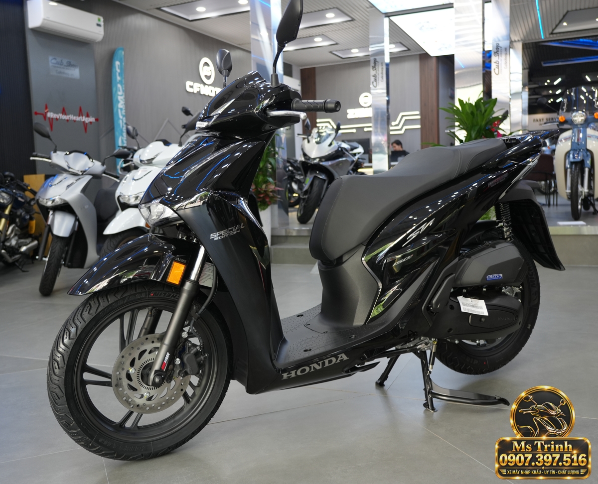 Honda SH150i Ý đen bóng 2027 tại Huế - Sơn bóng lịch sự, tiện ích cho mỗi ngày