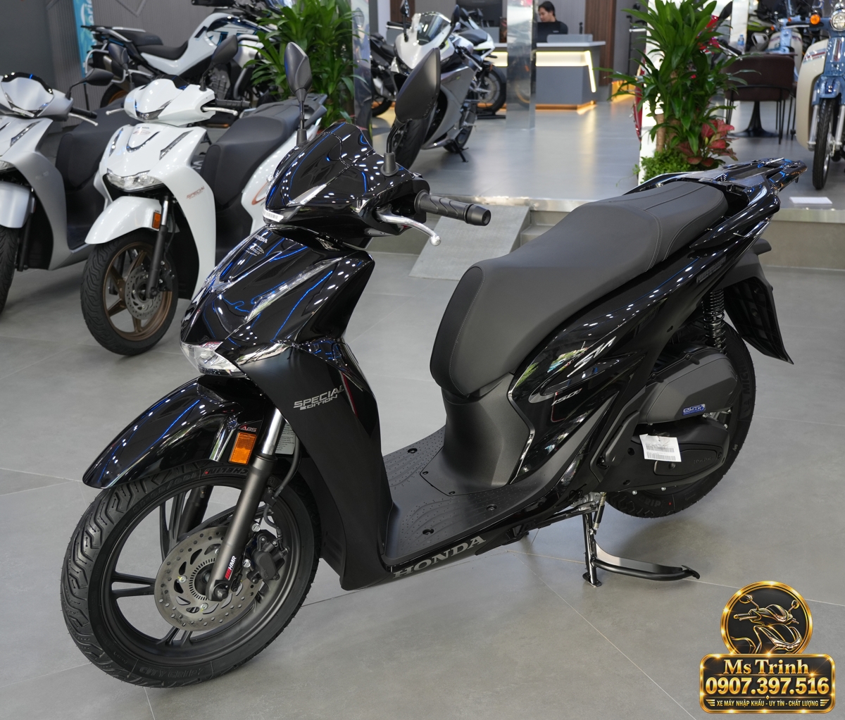 Honda SH150i Ý đen bóng 2027 tại Huế - Sơn bóng lịch sự, tiện ích cho mỗi ngày