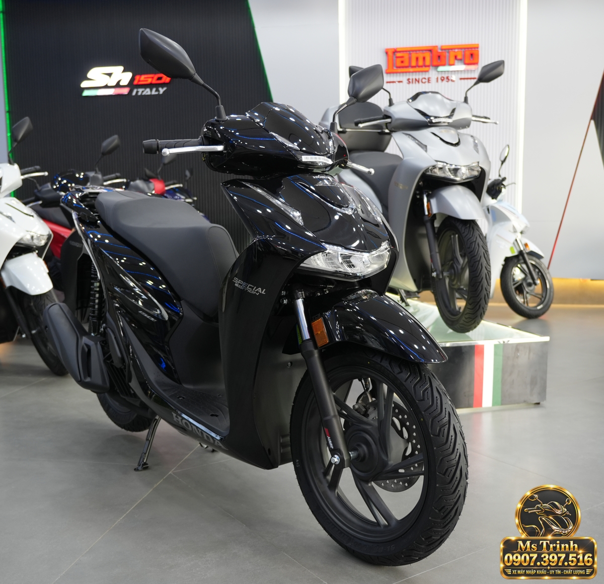 Honda SH150i Ý đen bóng 2027 tại Huế - Sơn bóng lịch sự, tiện ích cho mỗi ngày
