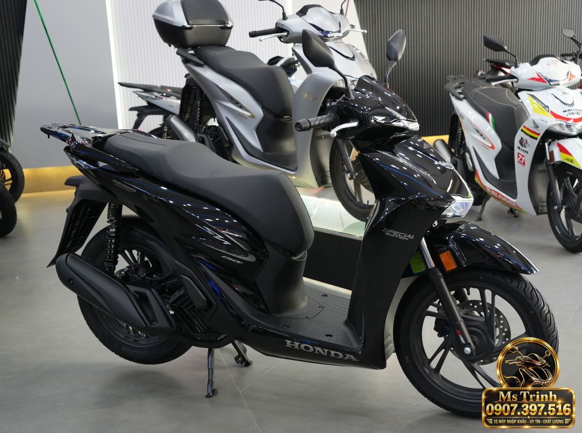 Honda SH150i Ý đen bóng 2027 tại Huế - Sơn bóng lịch sự, tiện ích cho mỗi ngày