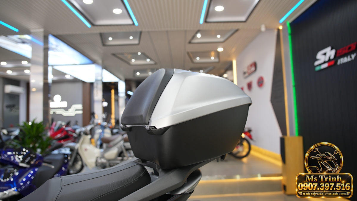Honda SH150i Ý xám bạc 2027 tại Huế - Nhập Ý, tem vàng sang trọng, giá tốt