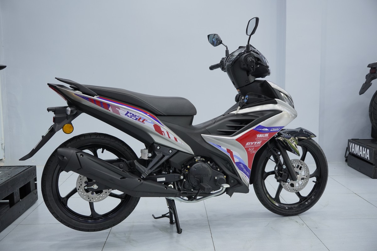 Hệ thống treo gồm phuộc ống lồng phía trước và giảm xóc đơn monoshock
