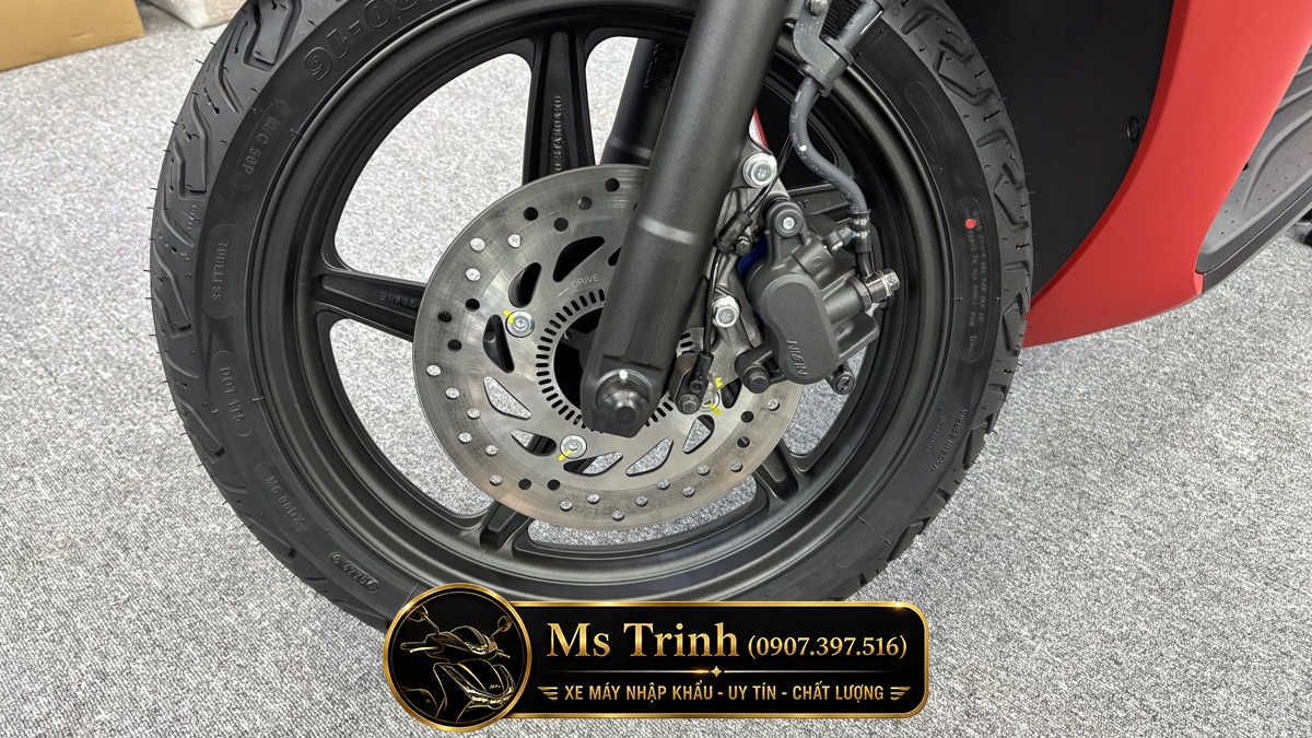 Mâm hợp kim đúc màu đen trên Honda SH150 Ý Sporty Edition Bộ mâm đen thể thao của Honda SH150 Ý 2026 màu đỏ Sporty New Concept