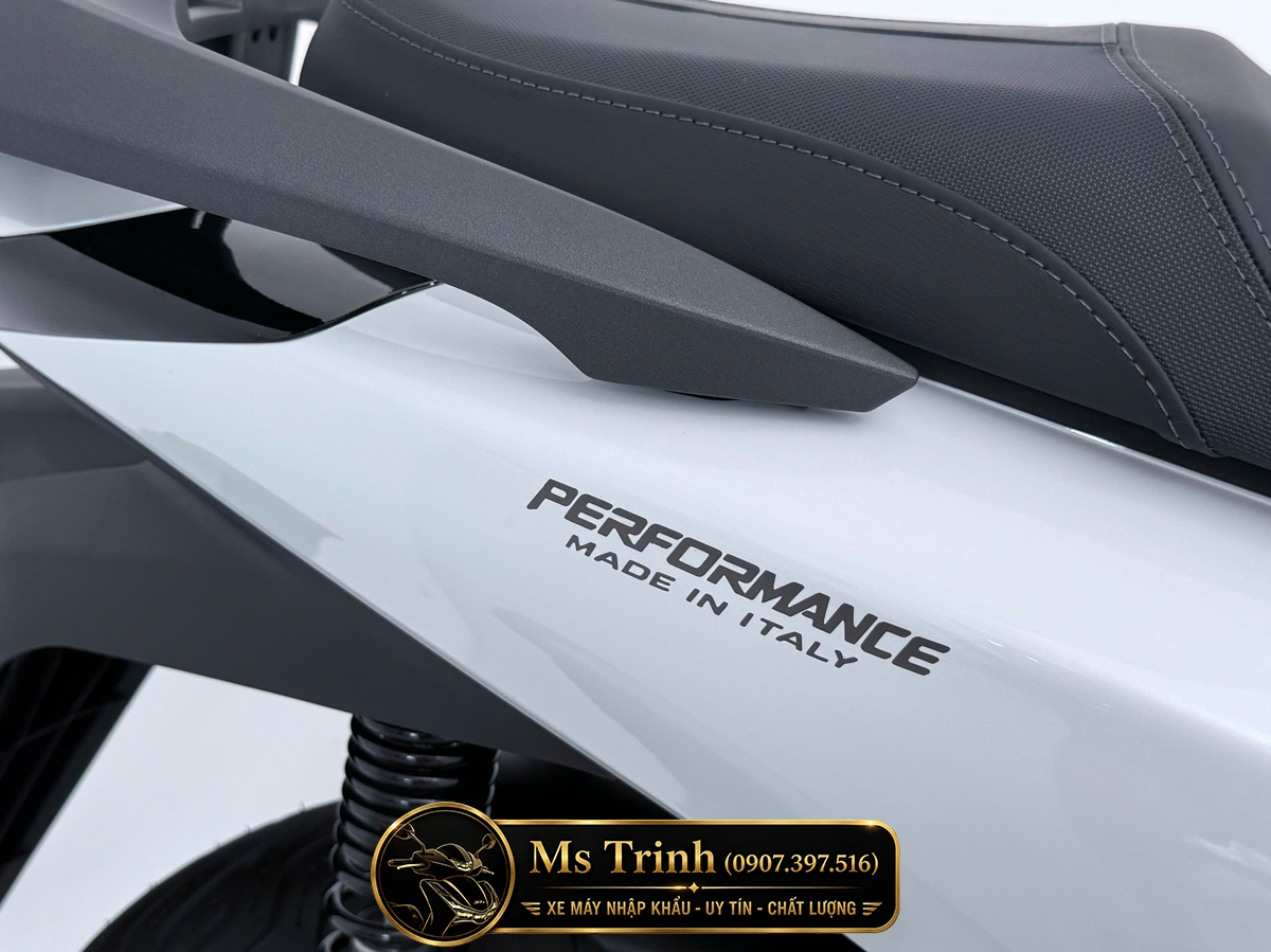 Logo Performance và chữ Made in Italy trên Honda SH150i màu trắng