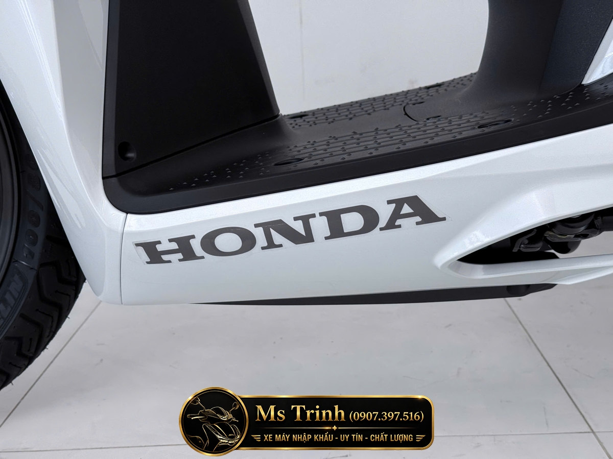 Logo Honda bằng nhôm CNC trên Honda SH150i Special Edition màu trắng