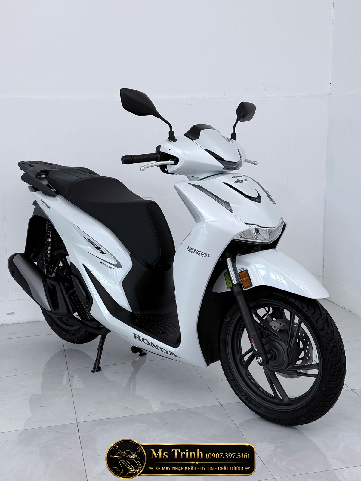 Honda SH150i Special Edition Italy màu trắng nhìn từ góc nghiêng