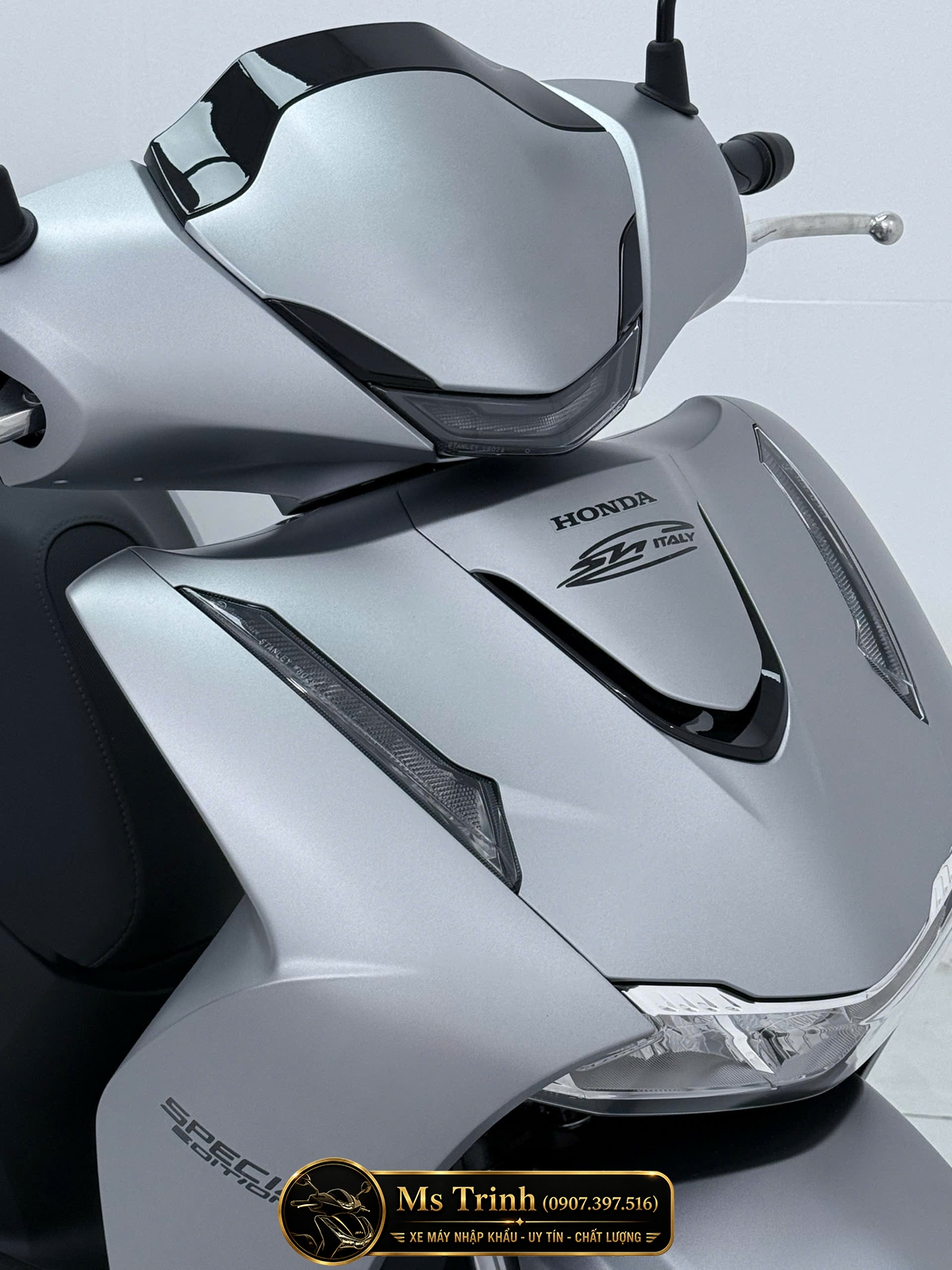 Logo SH Italy trên mặt nạ Honda SH150i Special Edition màu bạc Mặt nạ Honda SH150i HMR màu bạc với biểu tượng SH Italy độc quyền
