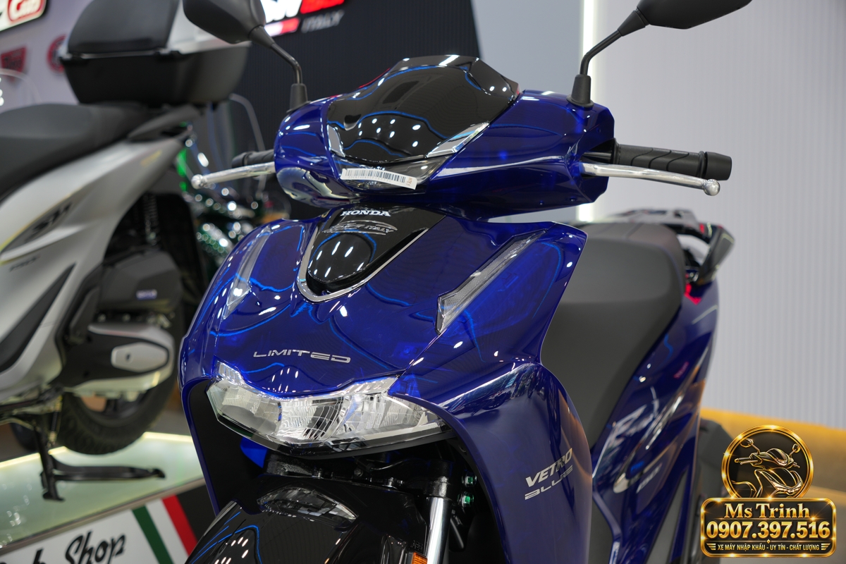 Cận cảnh mặt nạ Honda SH150i Ý Vetro Blue với logo Honda và các chi tiết ốp đen bóng