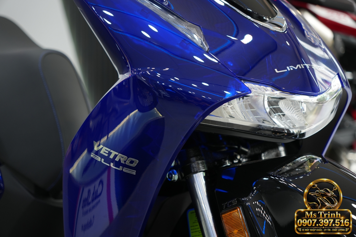 Cận cảnh bộ tem thiết kế riêng trên Honda SH150i Vetro Blue Sapphire nhập khẩu Ý