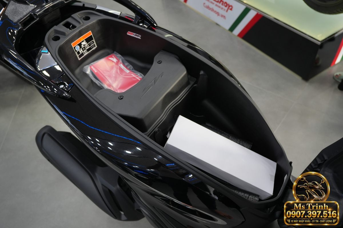 Không gian dưới yên Honda SH150i dùng để cất vật dụng cá nhân trong những chuyến đi hằng ngày. Không gian dưới yên Honda SH150i dùng để cất vật dụng cá nhân trong những chuyến đi hằng ngày.